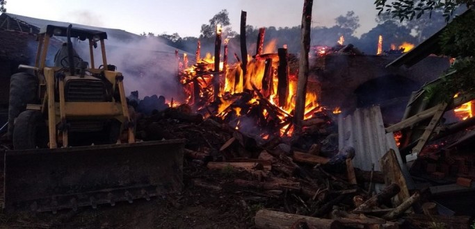 INC�NDIO DESTR�I GALP�O DE OLARIA NA CASCATA, EM PELOTAS