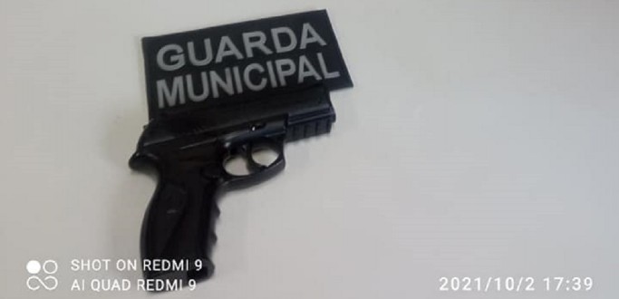 GM PRENDE HOMEM QUE ASSALTOU IDOSAS EM PONTO DE NIBUS DA RUA VICE-ALMIRANTE ABREU