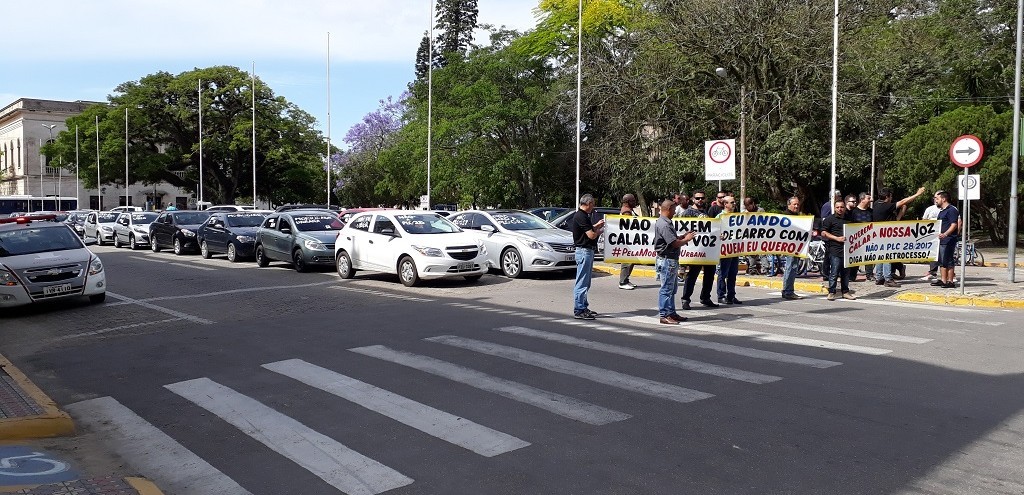 MOTORISTAS DA UBER FAZEM PROTESTO CONTRA PROJETO DE LEI QUE VISA A REGULAMENTAO DO SERVIO NO PAS