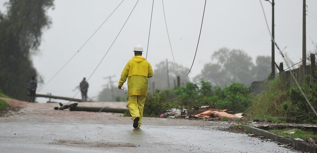 CEEE EQUATORIAL SEGUE TRABALHANDO PARA RESTABELECER O FORNECIMENTO DE ENERGIA