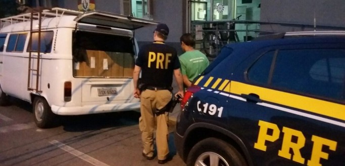PRF APREENDE MAIS DE 30 MIL MAOS DE CIGARROS CONTRABANDEADOS
