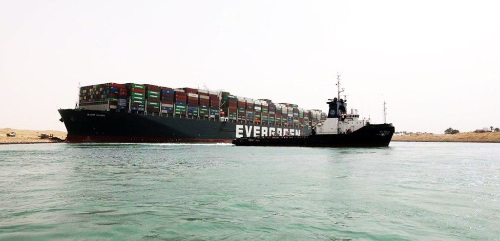 NAVIO ENCALHA NO CANAL DE SUEZ E PROVOCA CONGESTIONAMENTO DE EMBARCAES