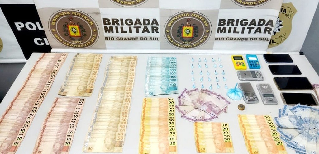 5º BPCHQ PRENDE HOMENS POR TRÁFICO DE DROGAS E PORTE ILEGAL DE ARMA, EM RG