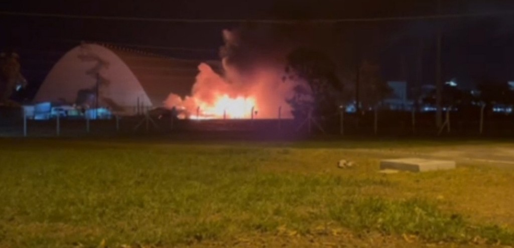 BOMBEIROS LOCALIZAM CORPO DE JOVEM DURANTE COMBATE A INCNDIO, NO DISTRITO INDUSTRIAL