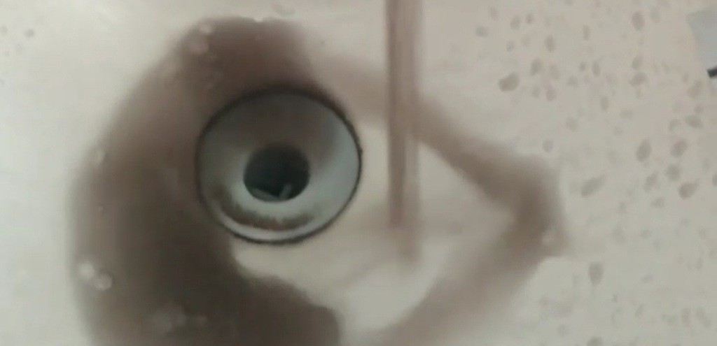 COLORAO ESCURA DA GUA ASSUSTA CLIENTES DA CORSAN, EM BAIRROS DE RG