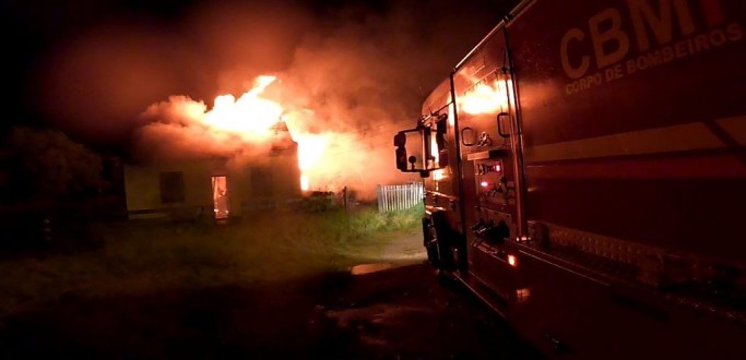 CASA � DESTRU�DA POR INC�NDIO, EM JAGUAR�O