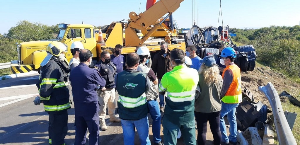 RUPTURA NO TANQUE ADIA MAIS UMA VEZ RETIRADA DE SEMIRREBOQUE ENVOLVIDO EM ACIDENTE NA BR 392