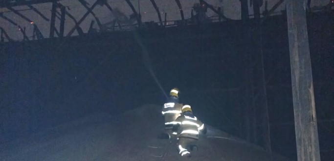 BOMBEIROS E BRIGADISTAS COMBATEM INCNDIO QUE ATINGIU PARTE DE ESTRUTURA DE INDSTRIA DE BENEFICIAMENTO DE FERTILIZANTES, EM RG