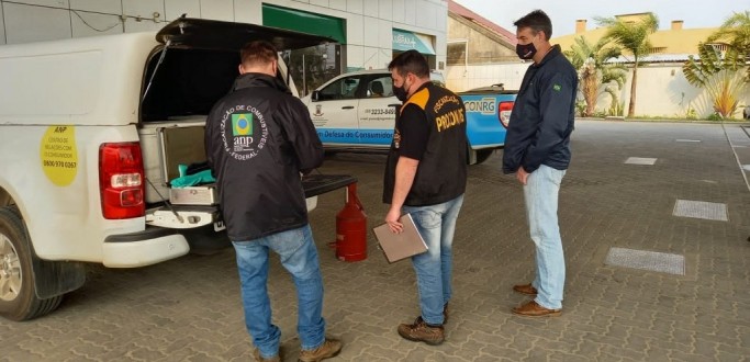 PROCON E ANP FISCALIZAM POSTOS DE COMBUST�VEIS EM RIO GRANDE