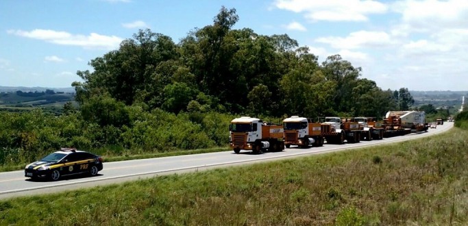 PE�A GIGANTE � TRANSPORTADA EM DIRE��O A CANDIOTA