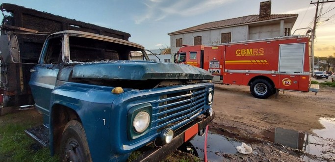 BOMBEIROS COMBATEM INC�NDIO EM CAMINH�O, EM JAGUAR�O