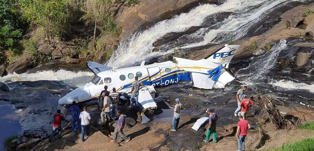 URGENTE - CANTORA MARLIA MENDONA MORRE EM QUEDA DE AVIO NO INTERIOR DE MINAS GERAIS