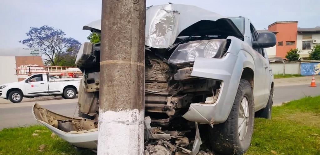 MOTORISTA COLIDE CAMINHONETE CONTRA POSTE DE ENERGIA NA AVENIDA PRINCIPAL DE SLS