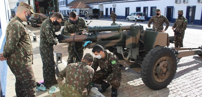 MILITARES DO 6 GAC ATUAM NA MANUTENO DE OBUSEIROS