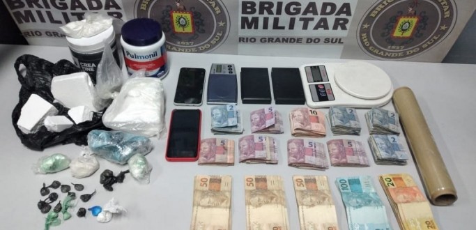OPERAO HRUS: BM PRENDE TRIO POR TRFICO DE DROGAS NO BAIRRO LAR GACHO
