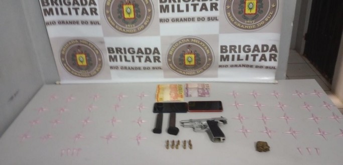 5 BPCHQ PRENDE TRS PESSOAS EM RG POR TRFICO DE DROGAS E PORTE ILEGAL DE ARMA
