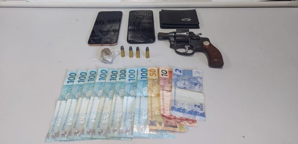 ROCAM PRENDE DUPLA POR PORTE ILEGAL DE ARMA E POSSE DE ENTORPECENTE, NA BUARQUE DE MACEDO