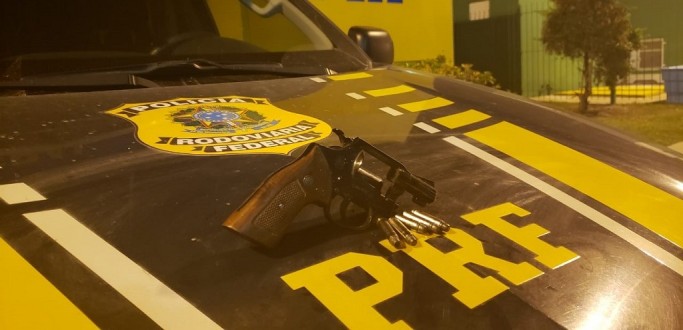 PRF PRENDE HOMEM POR PORTE ILEGAL DE ARMA NA BR 116, EM CAPO DO LEO