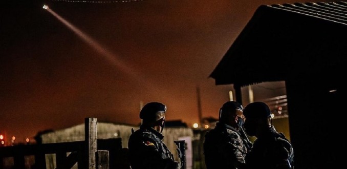 COM USO DE HELICPTERO, OPERAO DA BM MIRA O TRFICO DE DROGAS EM BAIRROS DE RG