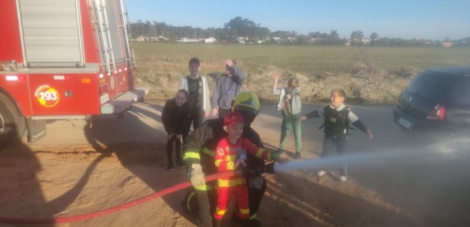 MENINO DE SLS GANHA VISITA DOS BOMBEIROS NO DIA DO ANIVERS�RIO