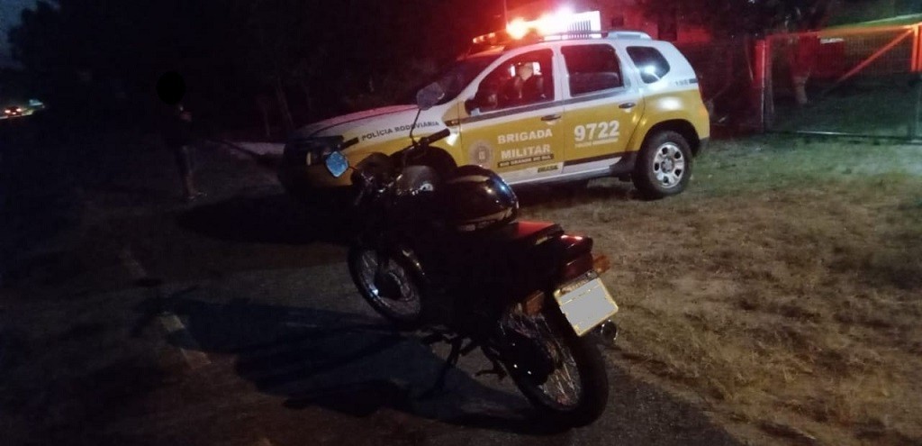 JOVEM  PRESO POR ADULTERAO DE SINAL IDENTIFICADOR DE VECULO NA ERS 350, EM CAMAQU