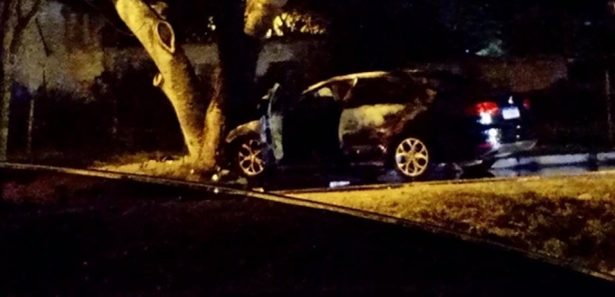 CARRO BATE EM RVORE E PEGA FOGO NA AVENIDA FERREIRA VIANA, EM PELOTAS