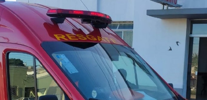 FUNCIONRIA DE RESTAURANTE FICA COM A MO PRESA EM ROLO DE AMACIAR BIFES, EM JAGUARO