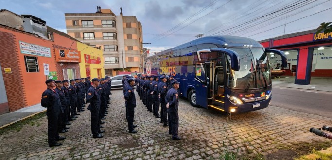 REFOR�O NO EFETIVO DE BOMBEIROS CHEGA A RG PARA COMBATER INC�NDIO NO TAIM