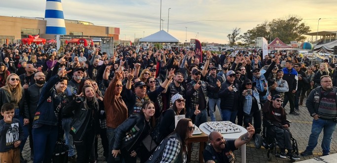 PRA�A MOTO FEST RE�NE AMANTES DA VIDA SOBRE DUAS RODAS PARA CELEBRAR O DIA DO MOTOCICLISTA