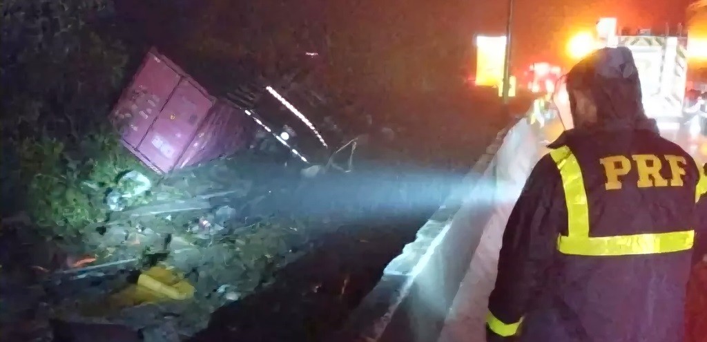 LIDERANAS POLTICAS REGIONAIS E O GOVERNADOR DO ESTADO LAMENTAM MORTES DE JOVENS DE PELOTAS EM ACIDENTE DE TRNSITO NO PARAN