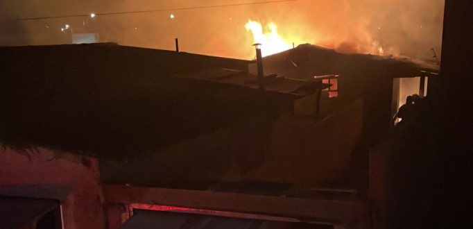 BOMBEIROS COMBATEM INCNDIO EM DUAS RESIDNCIAS, NO CASSINO