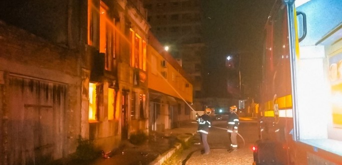 INC�NDIO DESTR�I CASAR�O ANTIGO NA RUA PADRE FEL�CIO, EM PELOTAS