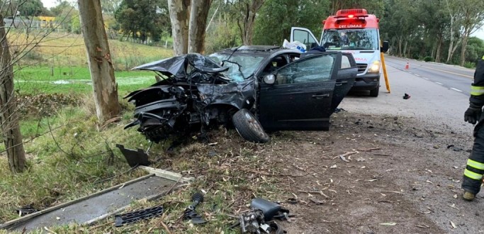 CARRO COLIDE EM RVORE S MARGENS DA BR 116, EM JAGUARO