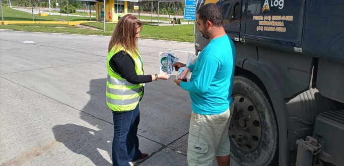 SNT DA ECOSUL SENSIBILIZA PEDESTRES COM CAF NA PASSARELA NA BR 392