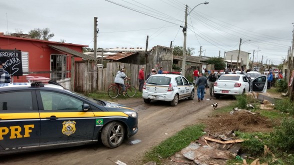 QUATRO HOMENS FORAM PRESOS CIRCULANDO COM VECULO ROUBADO NA MANH DE HOJE