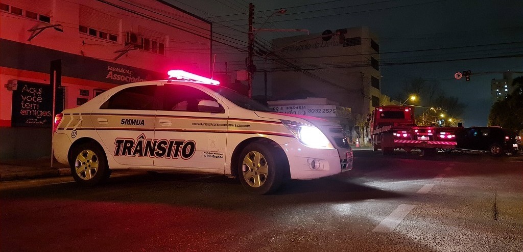 ACIDENTE ENTRE DOIS CARROS  REGISTRADO NO CRUZAMENTO DA COLOMBO COM AVENIDA PELOTAS