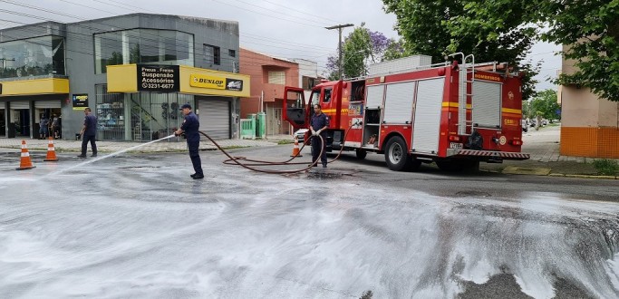 VAZAMENTO DE LEO GERA LAVAGEM DE PISTA NA CRISTVO COLOMBO