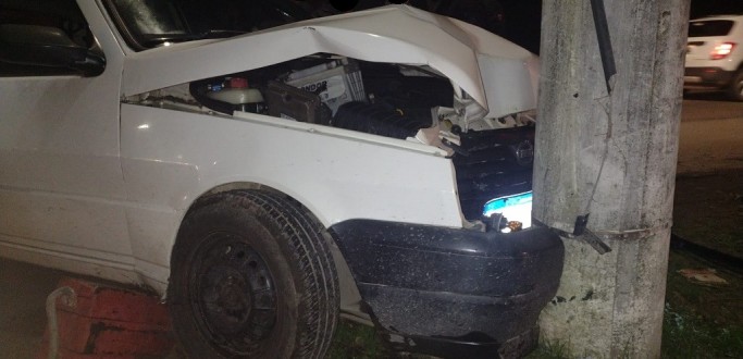 CARRO COLIDE EM POSTE E DEIXA DUAS PESSOAS FERIDAS, NA AVENIDA ITLIA, EM RG