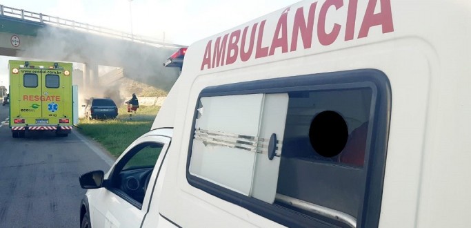 CARRO FICA PARCIALMENTE DESTRUDO EM INCNDIO NA BR 392, EM RIO GRANDE