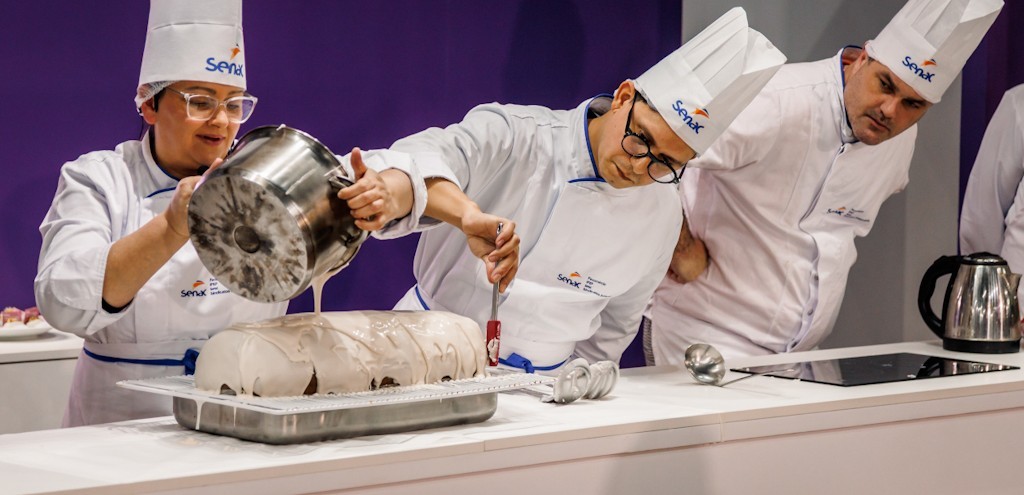 MAIOR DOCE DO MUNDO COM MAIS DE 12,5 KG � PRODUZIDO NA 32� FENADOCE EM HOMENAGEM �S DOCEIRAS