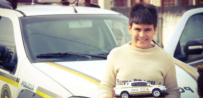 FILHO DE POLICIAL QUE MORREU TENTANDO EVITAR ASSALTO EM PELOTAS GANHA SURPRESA DA BM