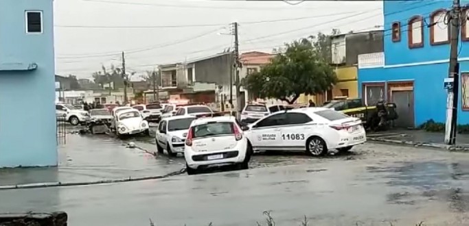 BANDIDOS ASSALTAM CINCO FARMCIAS E SO PRESOS PELA BM EM PELOTAS