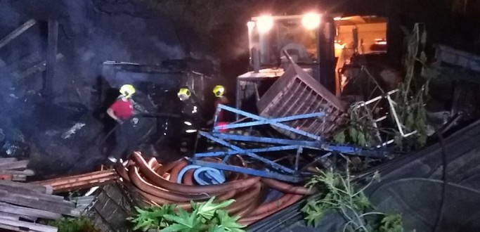 BOMBEIROS USAM 29 MIL LITROS DE GUA PARA CONTROLAR INCNDIO EM RECICLADORA DE RG