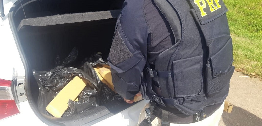 HOMEM, NATURAL DE RG,  PRESO PELA PRF COM QUASE 30 KG DE MACONHA NA BR 116