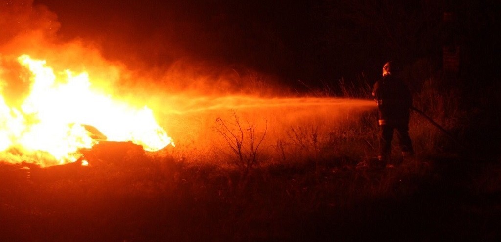 INCNDIO EM VEGETAO E PNEUS ASSUSTA MORADORES DO BAIRRO TRS VENDAS, EM PELOTAS