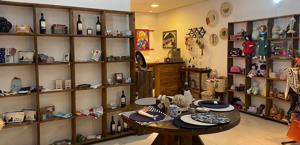 LOJA ARTEVIDNCIA CELEBRA TRS ANOS DE CRIATIVIDADE NO PRAA SHOPPING