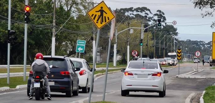 VEREADOR ROGRIO GOMES PEDE AO DAER REVISO DE TEMPO DE ESPERA DO SEMFORO EM FRENTE  HAVAN