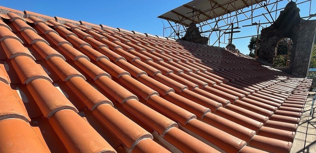 OBRA DE RESTAURO DA IGREJA DA CAPILHA AVANA COM A CONCLUSO DO TELHADO