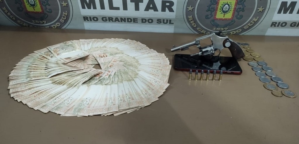 BM PRENDE HOMEM ARMADO E COM MAIS DE R$ 5 MIL NO INTERIOR DE UM AUTOMVEL, EM PELOTAS