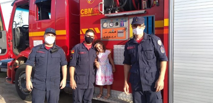 BOMBEIROS DE RG REALIZAM SONHO DE MENINA E CHEGAM DE SURPRESA EM SEU ANIVERS�RIO